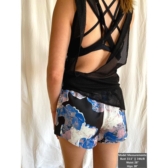 🔥 SALE 🔥 Finders Keepers x FIT Floral Shorts - Picture 6 of 8